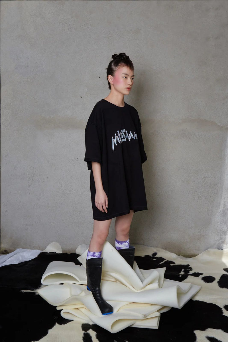 Mid SAAMR Oversized Black Tee